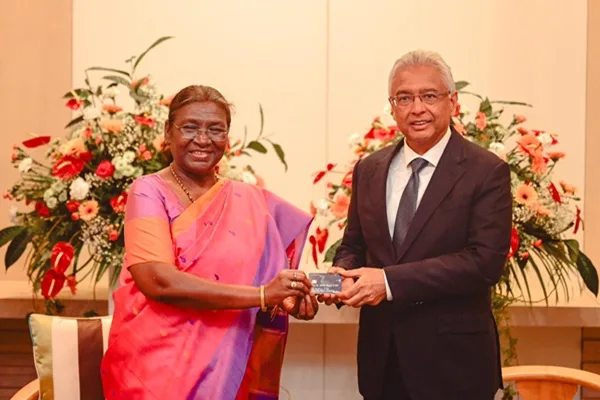 Indian President Murmu Symbolically Remits a RuPay Card to Mauritian PM Jugnauth