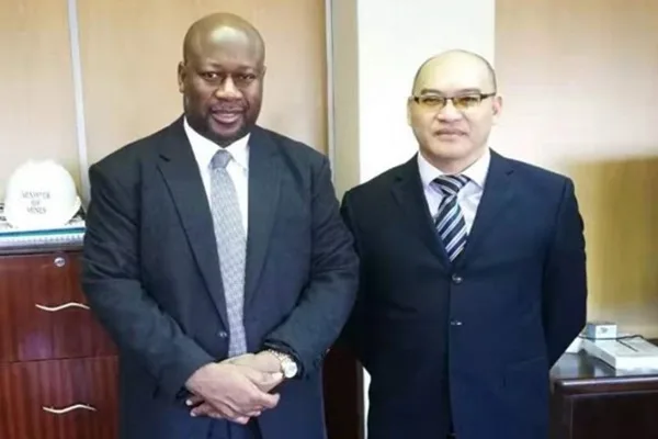 GBC Chair Aaron Kwang POON and Zimbabwean Minister of Mines Winston Chitando 