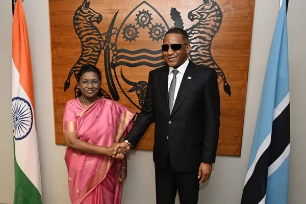 Presidents Murmu and Boko Shake Hands in Gaborone